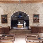 Vue d'ensemble de la nef et du chœur de l'église de Brebotte avec les nouveaux autels en bois installés.